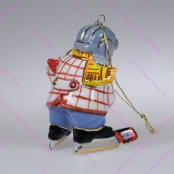 Фарфоровая ёлочная игрушка "Мальчик с клюшкой"