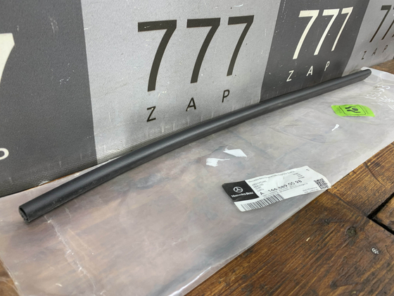 Уплотнитель радиатора верхний GL GLS (X166) Новый Оригинал A1666890098