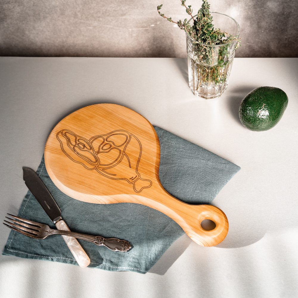 Разделочная деревянная доска из древесины сибирского кедра для мяса с гравировкой RD41