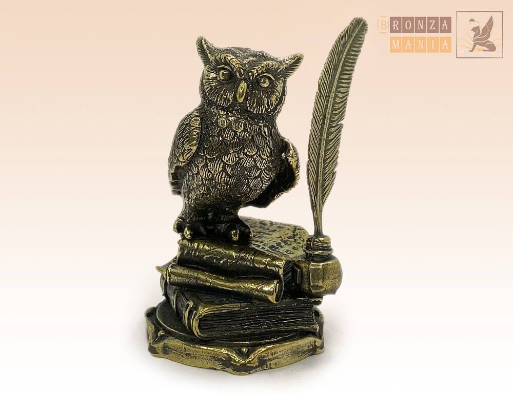 фигурка Сова на книгах с пером