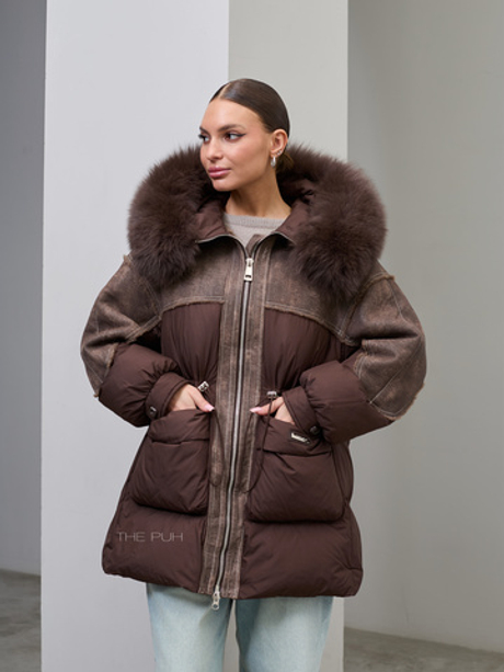 Удлиненный пуховик шоколадного цвета с дублеными вставками