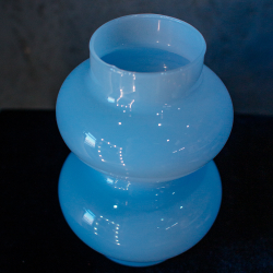 11. Голубая матовая ваза необычной формы