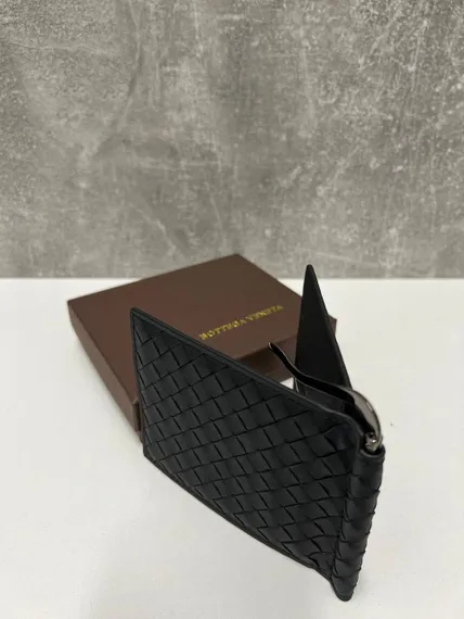 Бумажник Bottega Veneta intrecciato с клипсой черный