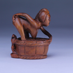 Нэцкэ Красавица моется в бочке и лягушка