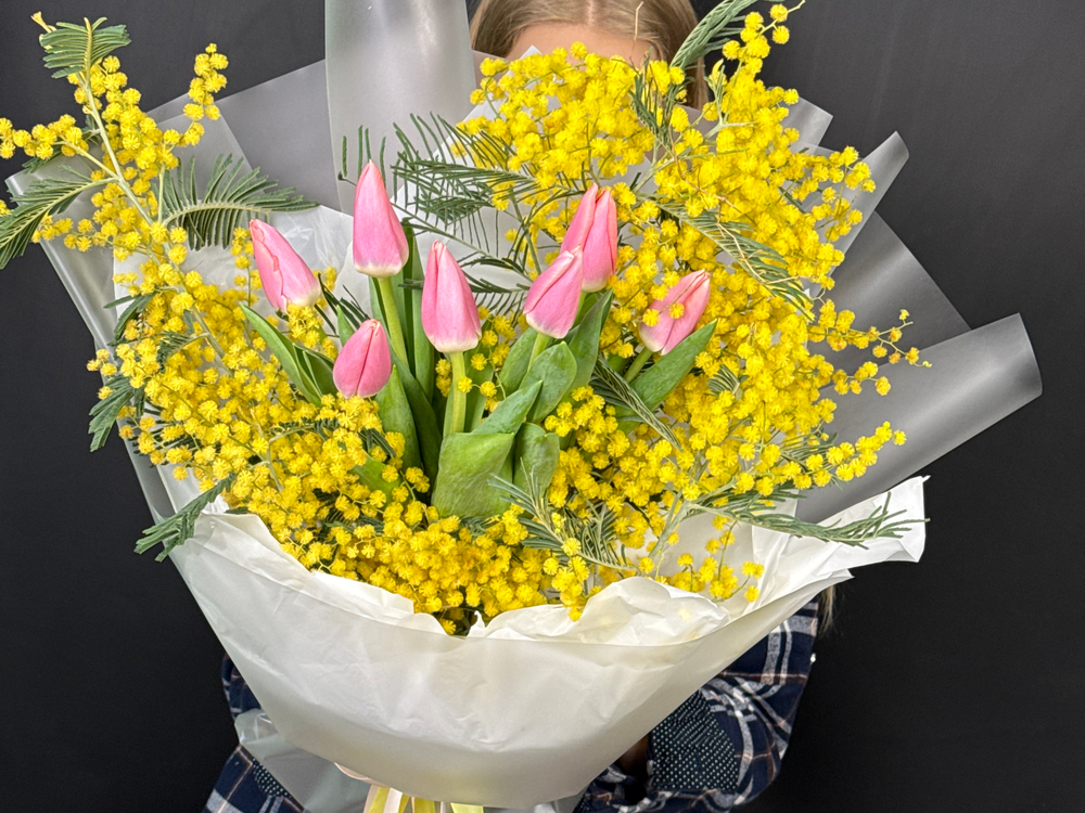 Мимоза и розовые тюльпаны