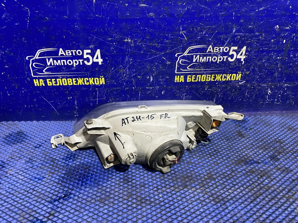 Фара передняя правая TOYOTA CARINA 2001