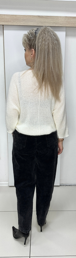 Белый джемпер с V- образным вырезом декольте