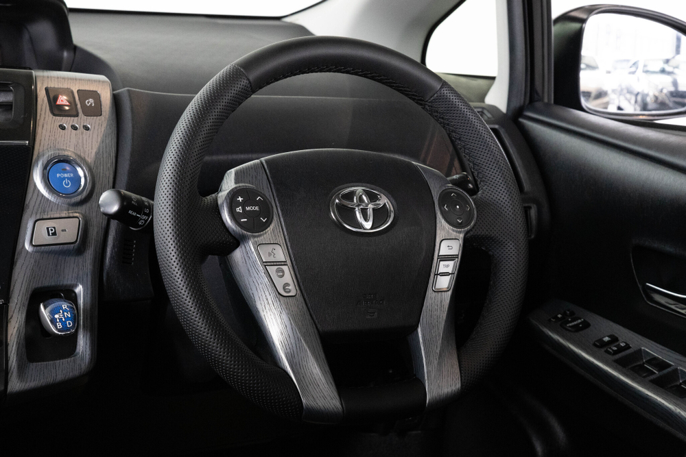 Toyota Prius Alpha, 2016 год