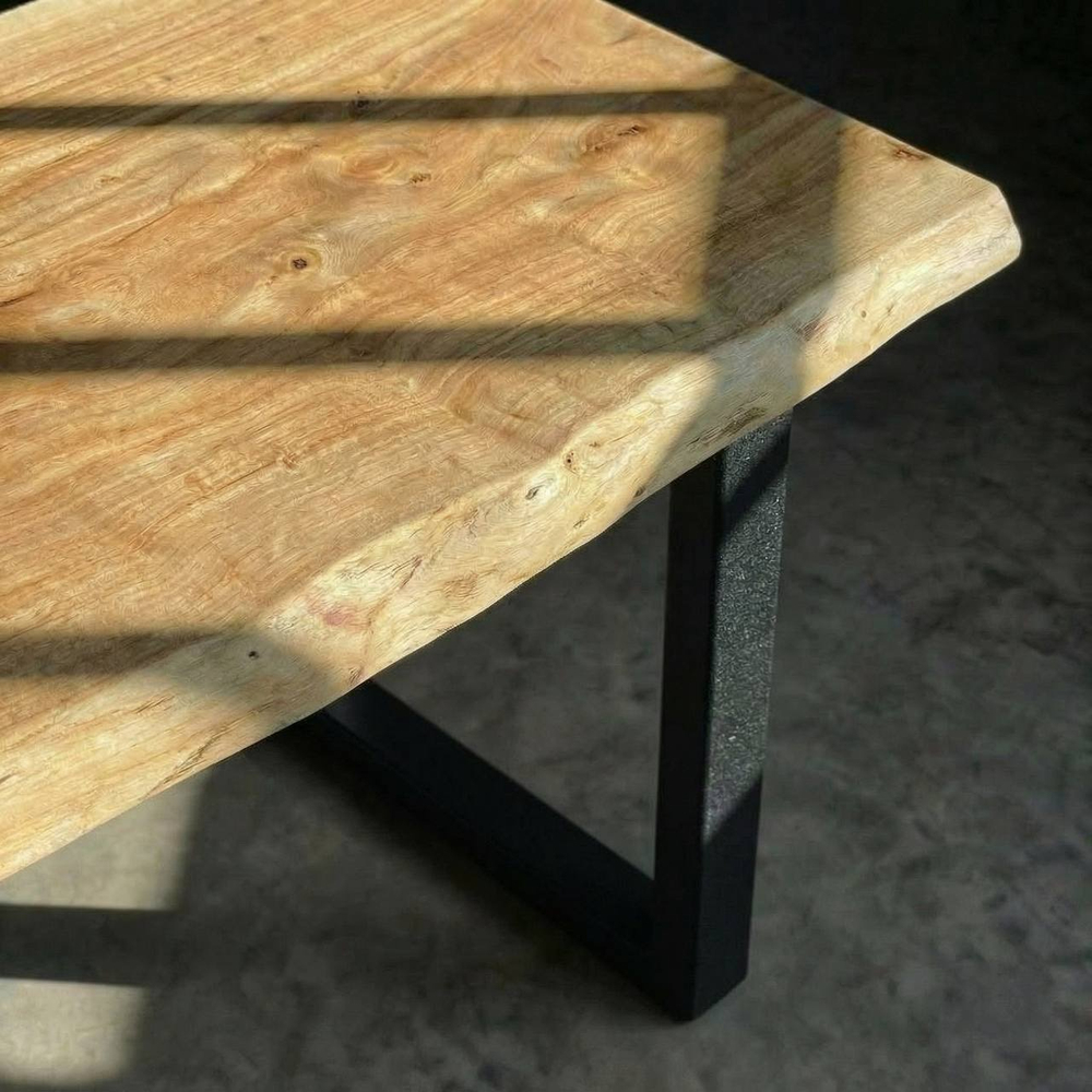 Обеденный стол из слэба горного тополя