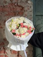 Букет из кустовой пионовидной розы, одноголовых роз, лизиантуса и хризантемы