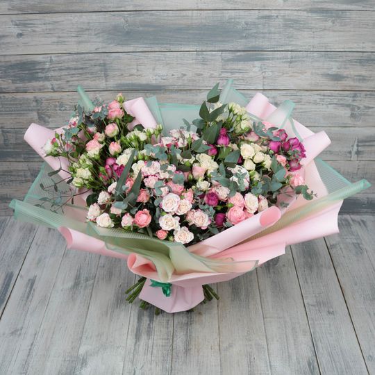 Букет из кустовой розы "Мраморное кружево"