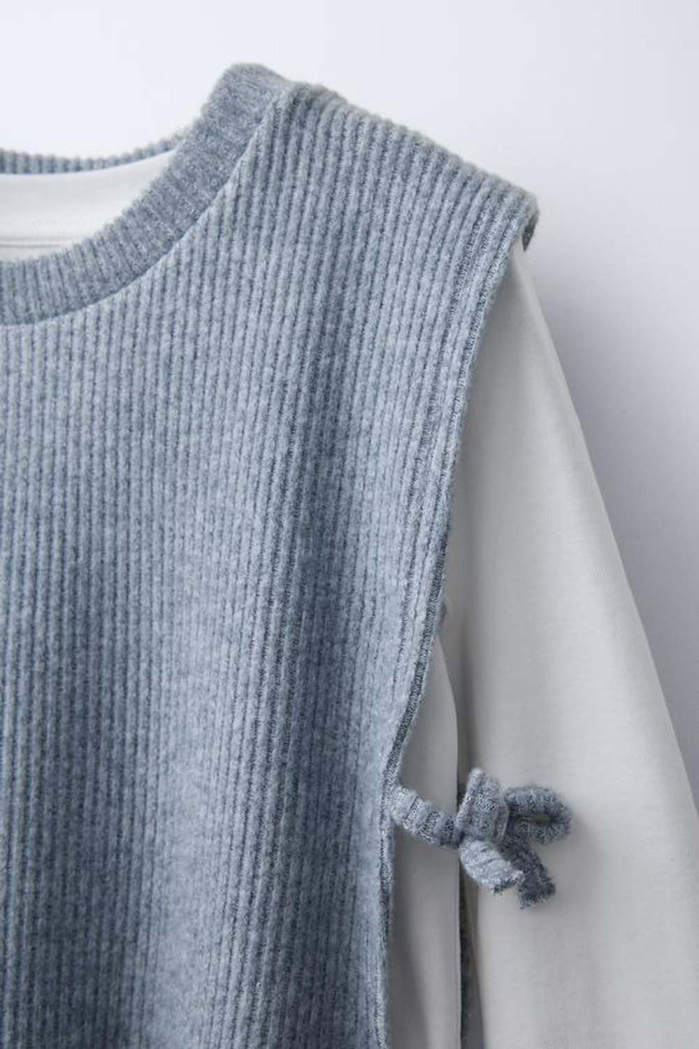 ZARA ТРИКОТАЖНЫЙ ТОП С КОНТРАСТНЫМИ РУКАВАМИ, СИНИЙ