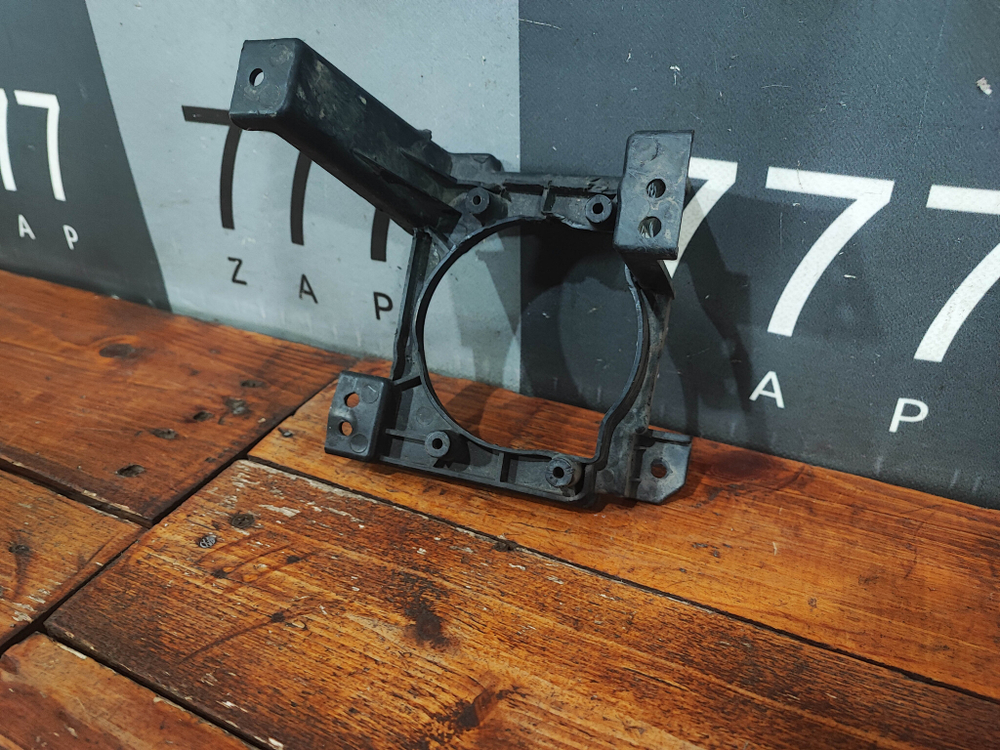 Кронштейн ПТФ правый Lada Vesta Cross 15-нв Б/У Оригинал 8450033260