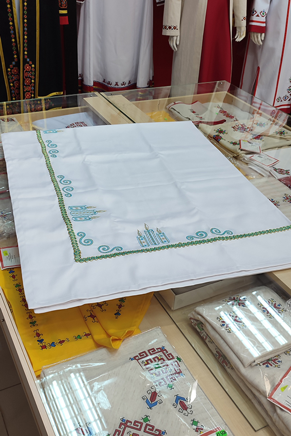 Скатерть столовая с вышивкой