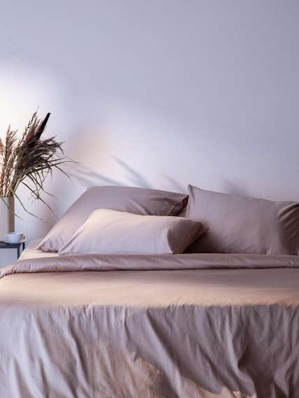 Простыня на резинке из премиального сатина бежевого цвета из коллекции essential,  180х200х30 см