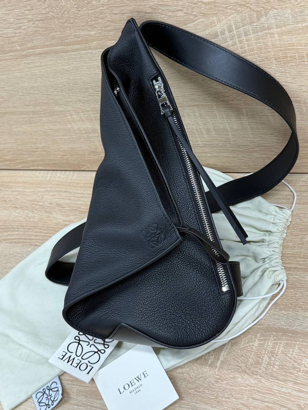 Сумка-слинг Loewe