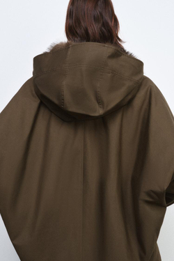 ZARA КОРОТКИЙ ТРЕНЧ С МЕХОВЫМ ВОРОТНИКОМ — ZW COLLECTION, ТЕМНЫЙ ХАКИ