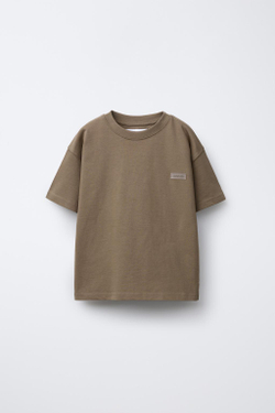 ZARA ФУТБОЛКА ИЗ ПЛОТНОГО ДЖЕРСИ С ПРОРЕЗИНЕННОЙ НАШИВКОЙ, КОРИЧНЕВЫЙ