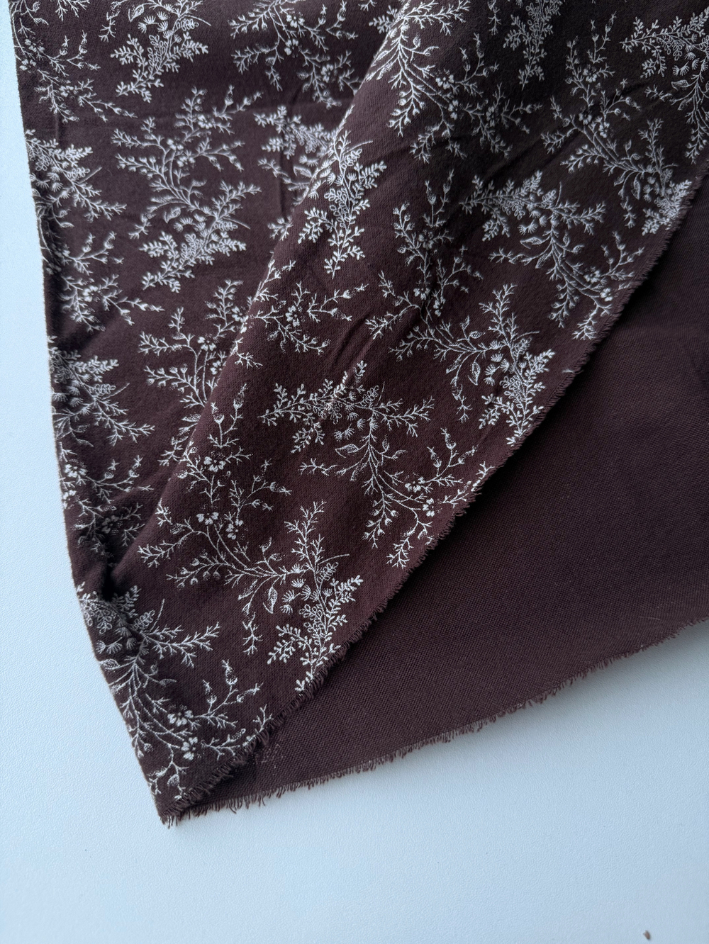 Фланель Грация на шоколадном фоне