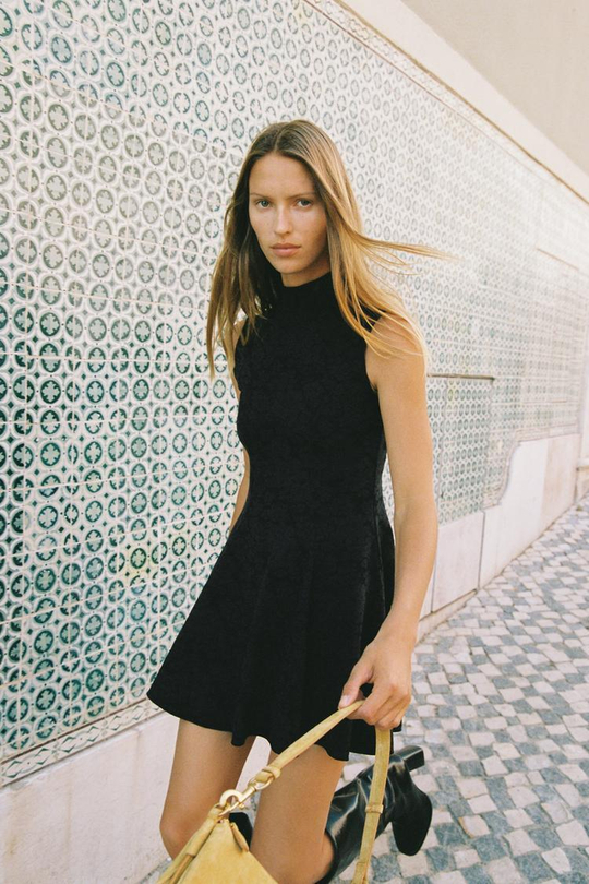 ZARA КОРОТКОЕ ЖАККАРДОВОЕ ПЛАТЬЕ, ЧЕРНЫЙ