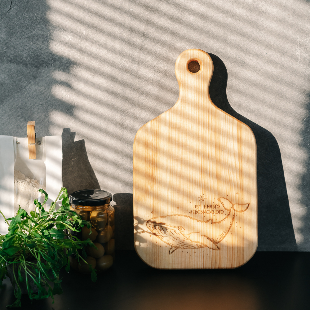 Доска разделочная из древесины сибирского кедра с гравировкой "Нет ничего невозможного". RD76