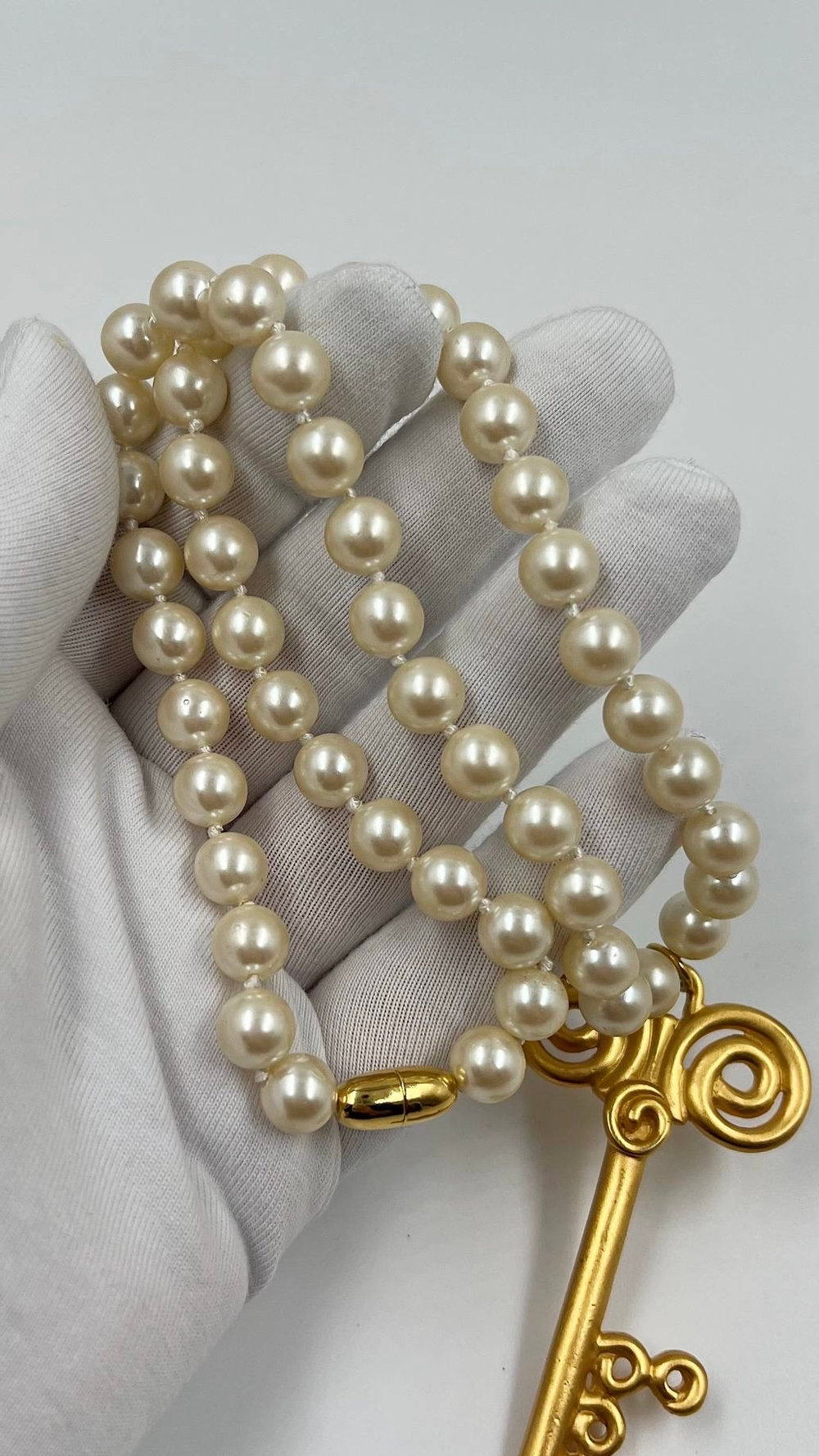 Кулон Ключ на «жемчужных» бусах Anne Klein