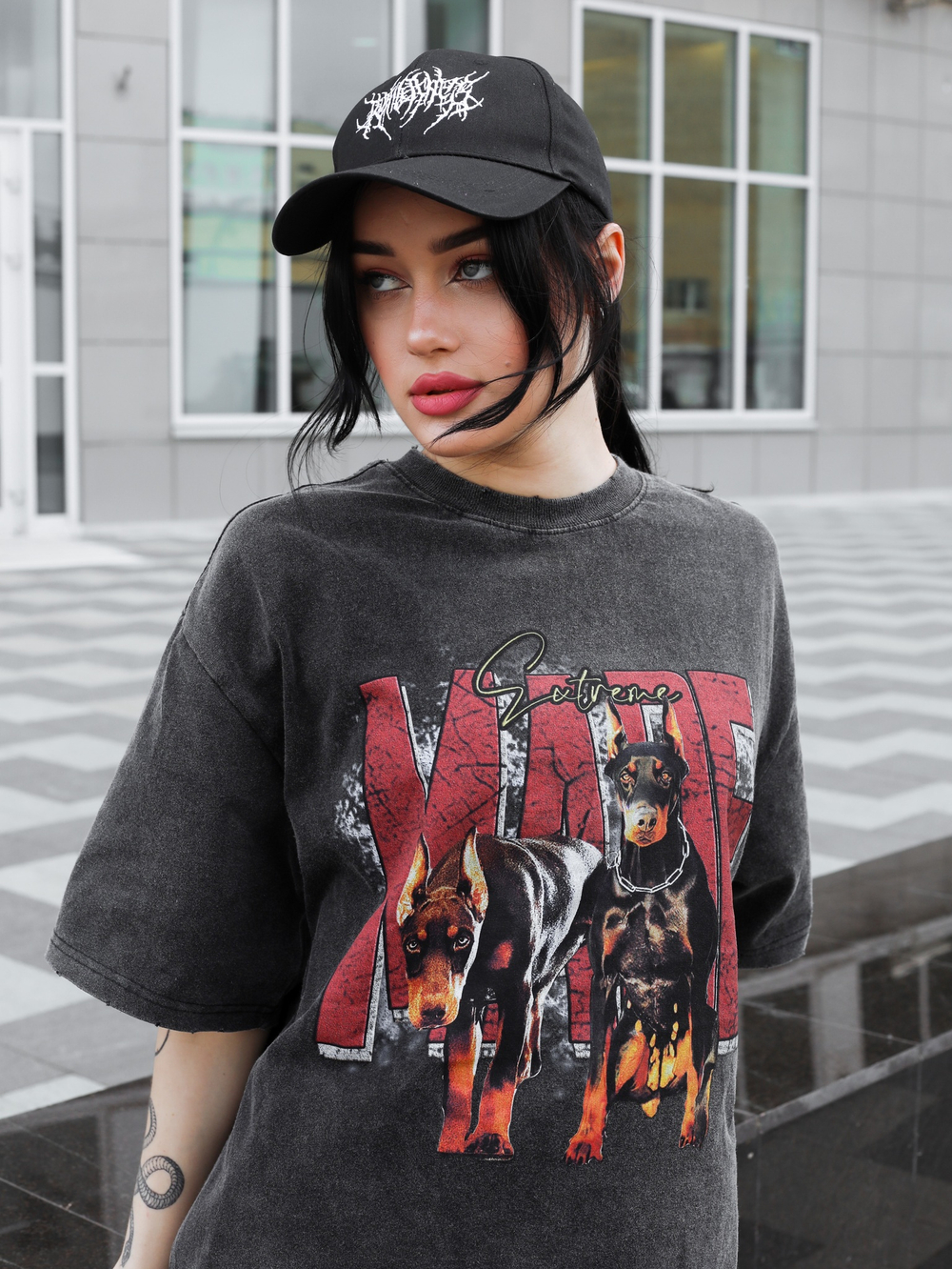 Футболка с принтом "Доберман" – купить за 2 500 ₽ | YOLO SHOP
