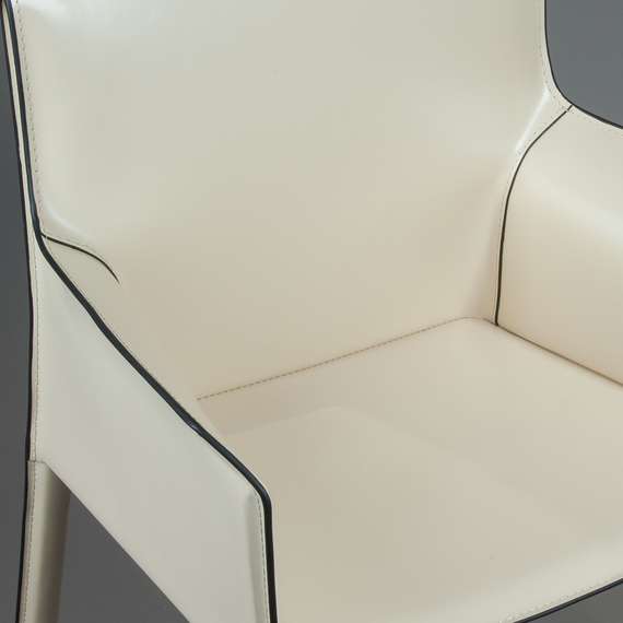 Стул с подлокотниками Barrie бежевая кожа