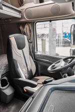 Чехлы Люкс DAF XF 106 (экокожа, черный цвет, бежевая вставка)