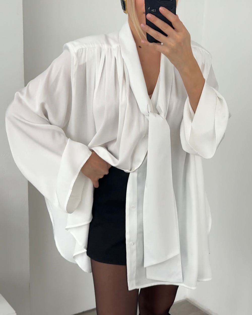 Блуза удлинённая с подплечниками и шарфом