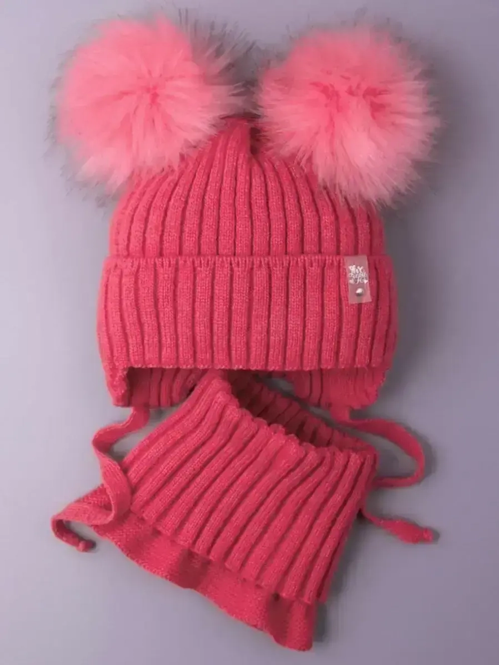 Шапка зимняя детская с помпонами и манишка