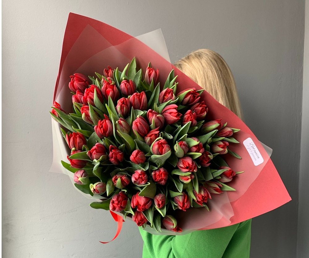 Букет из 51 красного пионовидного тюльпана
