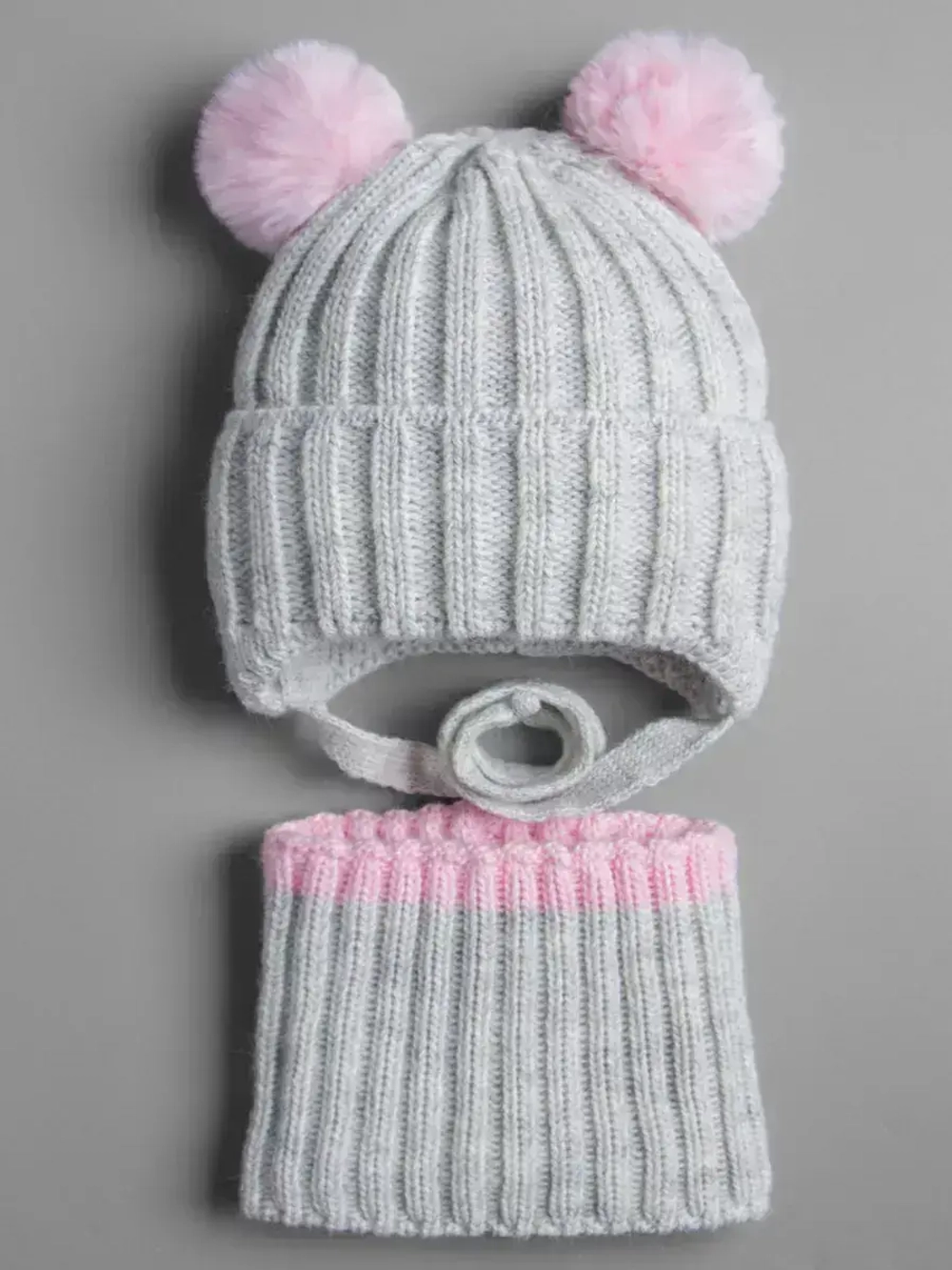 Шапка зимняя для девочки со снудом и помпонами