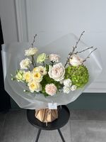 Букет сборный из кустовых пионовидных роз, гортензии, веток прунуса и диантусов