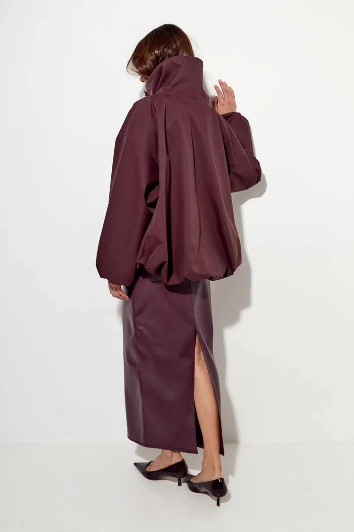 Ветровка О-силуэта с высоким воротом винного цвета