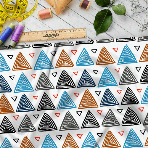 Ткань кулирная гладь разноцветные треугольники на белом фоне