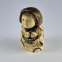 Статуэтка нэцкэ Девушка с корзиной фруктов