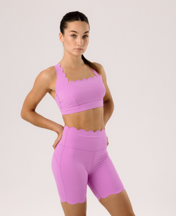 Костюм с базовым топом и велосипедками с волнообразными краями