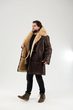 Тулуп со светлым мехом коричневого цвета