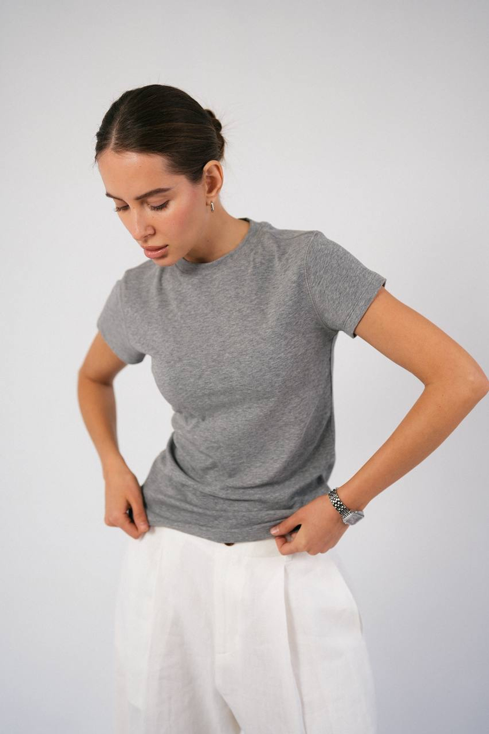 Базовая однотонная футболка в премиум качестве облегающего силуэта