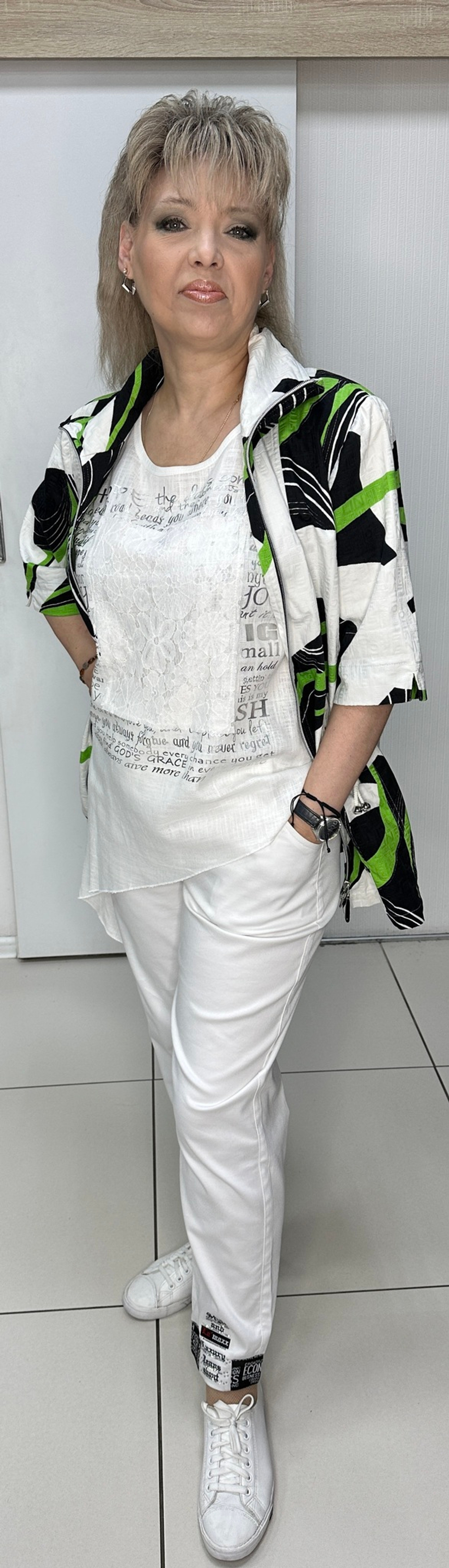 Хлопковый жакет в белом цвете с черным и зеленым принтом