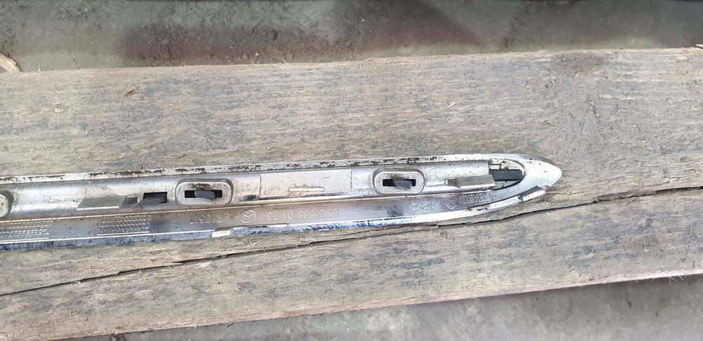 Молдинг решетки радиатора Mercedes E (W213) 16-20 Б/У Оригинал A2138880473