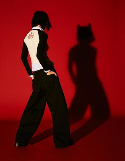 BERSHKA Футболка с длинным рукавом и принтом Emily the Strange, белый/черный