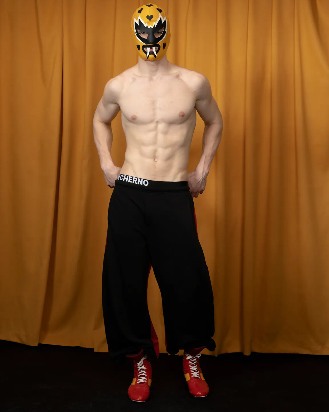 Черно-красные брюки 