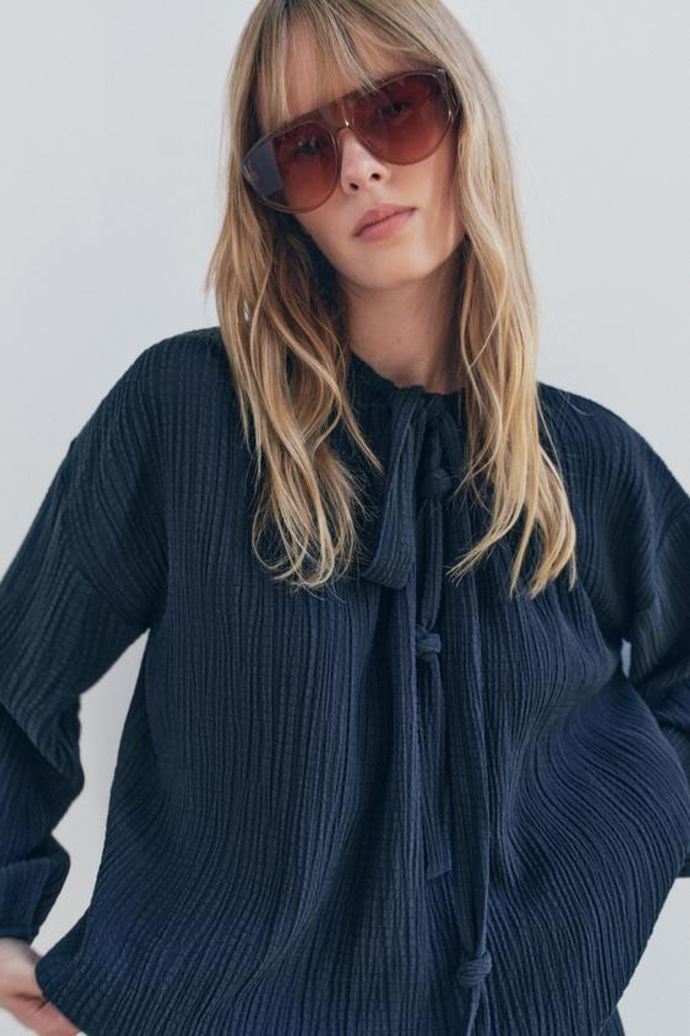 ZARA ТОП ИЗ РЕЛЬЕФНОЙ ТКАНИ С ЗАВЯЗКАМИ, ЗЕЛЕНОВАТО-СИНИЙ