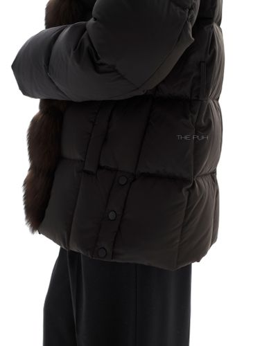 Черный пуховик с поясом и оторочкой из меха песца