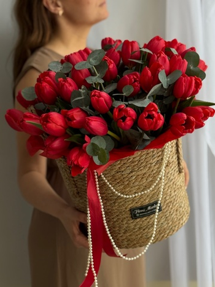 Яркие красные тюльпаны и ароматный эвкалипт в стильной корзине от Флора Маркет