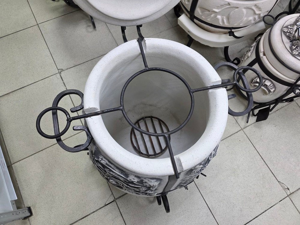 Если вы хотите купить тандыр в Казани, выбираете практичный и красивый тандыр для дачи и дома, обратите внимание на тандыр «Феникс». Это керамический тандыр с толщиной стенки 4,5–5,5 см, с термодатчиком (термометром), откидной крышкой на петлях и поддувалом на петлях, поэтому в нём удобно управлять жаром и готовить разные блюда. За счёт размеров (высота 81 см, корпус 52 см, горловина 28 см) тандыр подходит как тандыр для дачи, тандыр для дома и тандыр для беседки. Отдельный плюс модели — возможность готовить в несколько уровней: помещается этажерка Ø21 см на 4 яруса, что удобно для овощей, рыбы и закусок одновременно. В комплекте есть 8 шампуров, совок и кочерга, а также тандыр с подставкой — поэтому его часто выбирают как готовое решение “поставил и готовь”. Если нужен тандыр с доставкой, поможем быстро оформить: тандыр в наличии в Казани, доступен самовывоз и отправка в регионы.