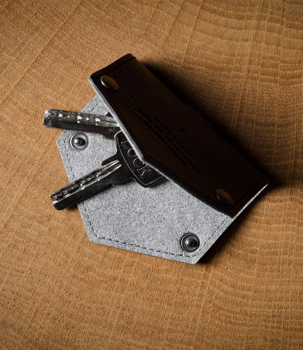 Hard Graft Key Fold Coal — ключница из кожи
