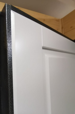 Входная металлическая дверь с зеркалом Сенатор Лира 3К Софт графит Доррен софт белый матовый, без текстуры